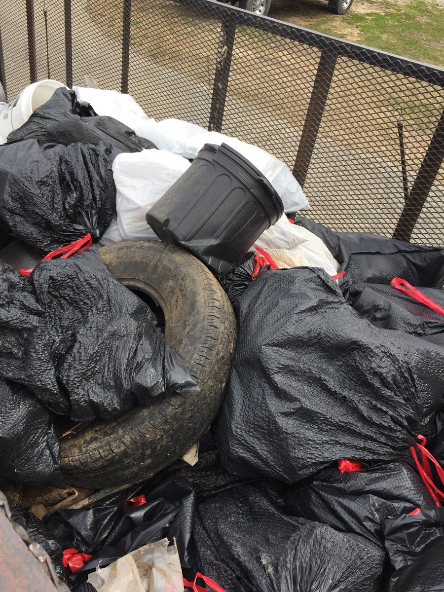 CCSWRD's tweet photo. Great American Clean up this morning in Chester County was awesome! We picked up 1,060 lbs from Fred’s, Millers Grocery, and other locations . #cleanyourblock #kab2018 #ThankyouChesterCounty https://t.co/8wIGbv0xuC