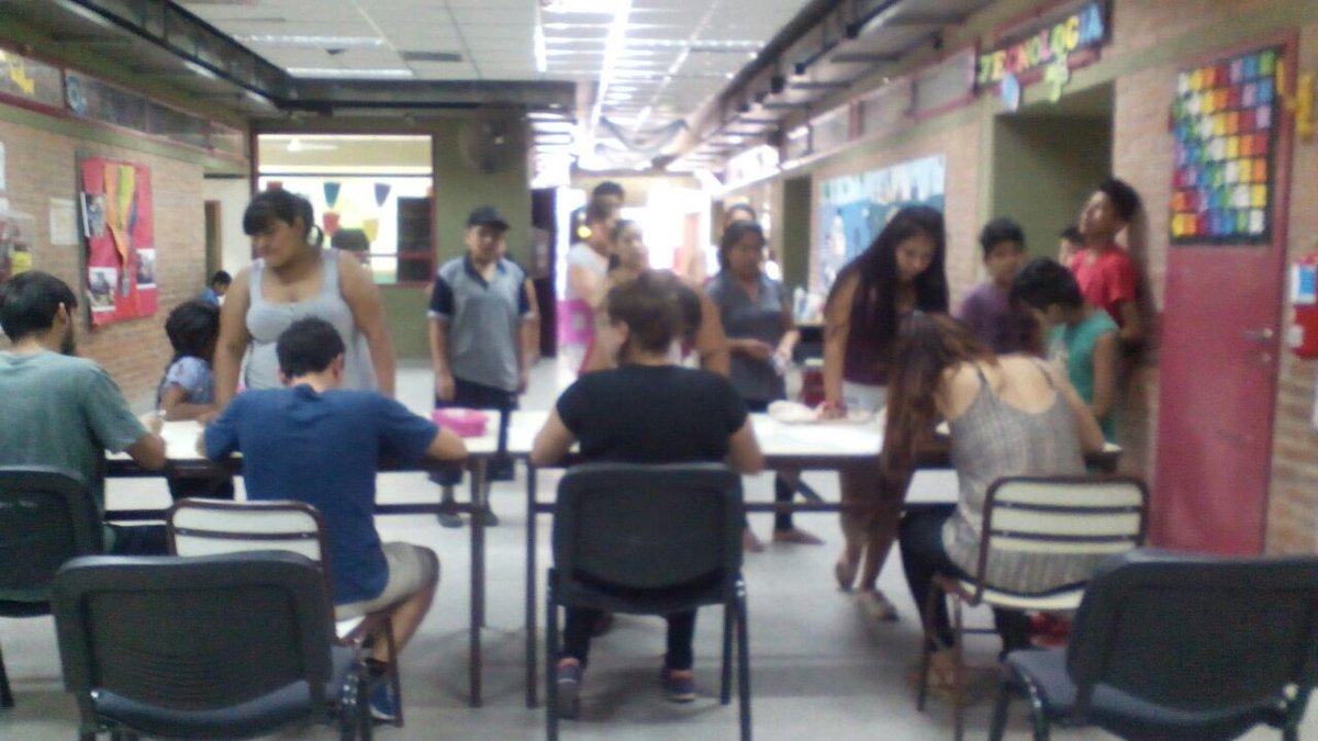 Nos encontramos con los niños y niñas y sus familias renovando el compromiso para seguir aprendiendo y disfrutando las distintas propuestas los días sábados ! Los esperamos ! 
Búscanos en buenosaires.gob.ar/educacion/escu…