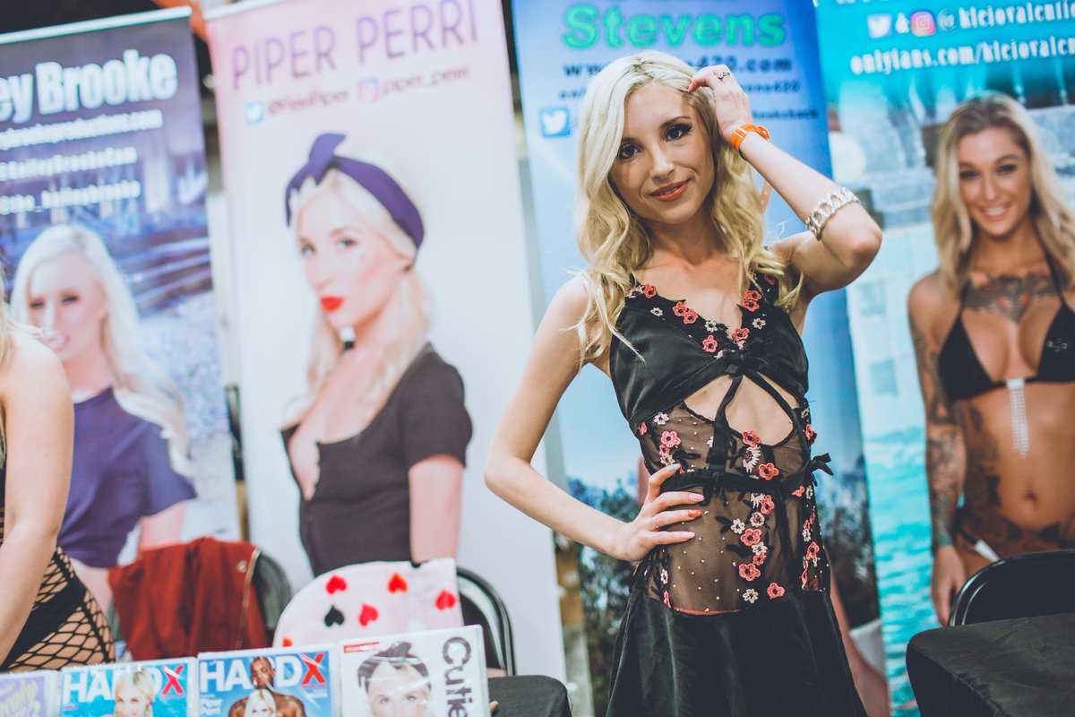 KMZPhoto's tweet photo. Caught the fabulous @PerriPiper peaking at @EXXXOTICA Stunning and super-sweet! https://t.co/HcNDhRKidD