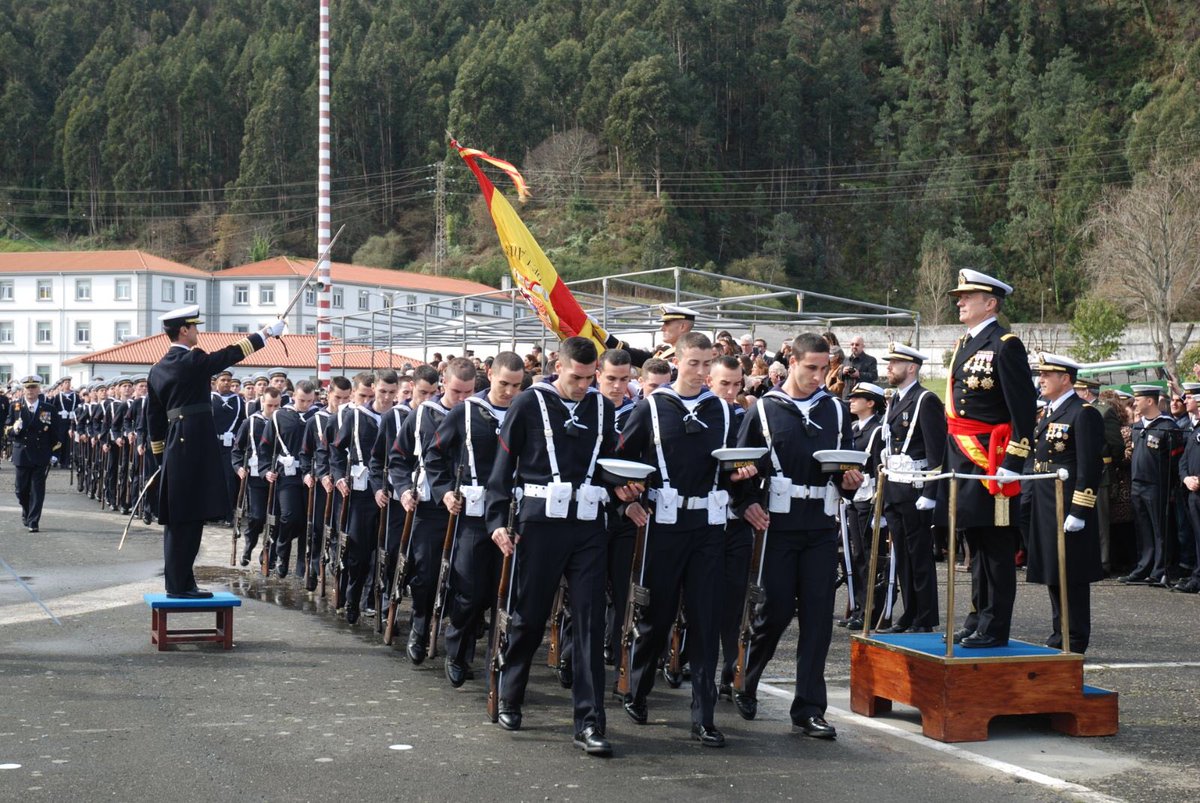 Armada_esp's tweet photo. Esta mañana, jura de bandera 🇪🇸 de 298 marineros y 85 civiles en la Escuela de Especialidades de la Estación Naval de la Graña #Ferrol

¡Enhorabuena a todos! https://t.co/bbf3hFMGRc
