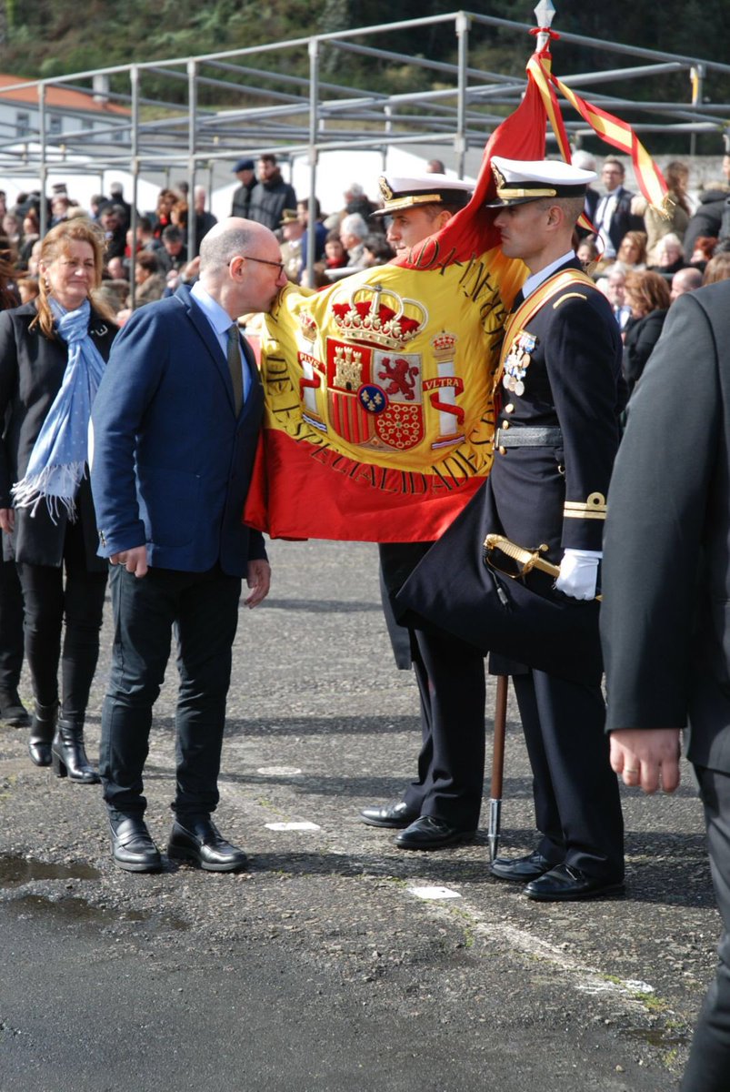 Armada_esp's tweet photo. Esta mañana, jura de bandera 🇪🇸 de 298 marineros y 85 civiles en la Escuela de Especialidades de la Estación Naval de la Graña #Ferrol

¡Enhorabuena a todos! https://t.co/bbf3hFMGRc