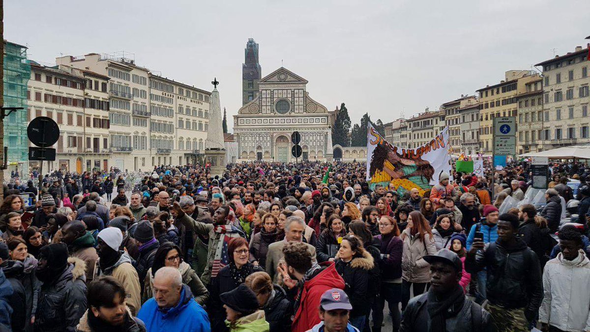 #Firenze: Terminata la manifestazione #antirazzista per l'omicidio di Idy Diene, 30 mila persone hanno invaso la città per chiedere giustizia. 
Moltissime le comunità senegalesi da tutta Italia che hanno partecipato chiedendo verità.