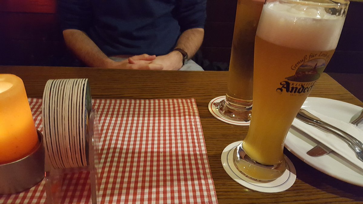 digimetsch's tweet photo. Bei Feierabendbierchen die nächste Podcastfolge planen #digimetschtalk #TeamDigimetsch #podcast 🍻🎧🎙 wir wünschen allen ein schönes Wochenende! https://t.co/ffI5bBKiwS