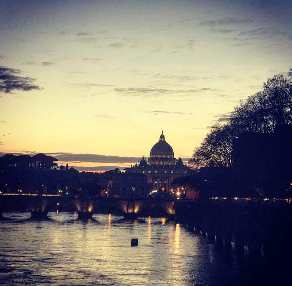 #romeisus “quanto sei bella #Roma a prima sera er Tevere te serve er Tevere te serve da cintura San Pietro e er Campidojo da lettiera quanto sei bella Roma quanto sei bella Roma a prima sera gira se la voi gira' canta se la voi canta' #LandoFiorini