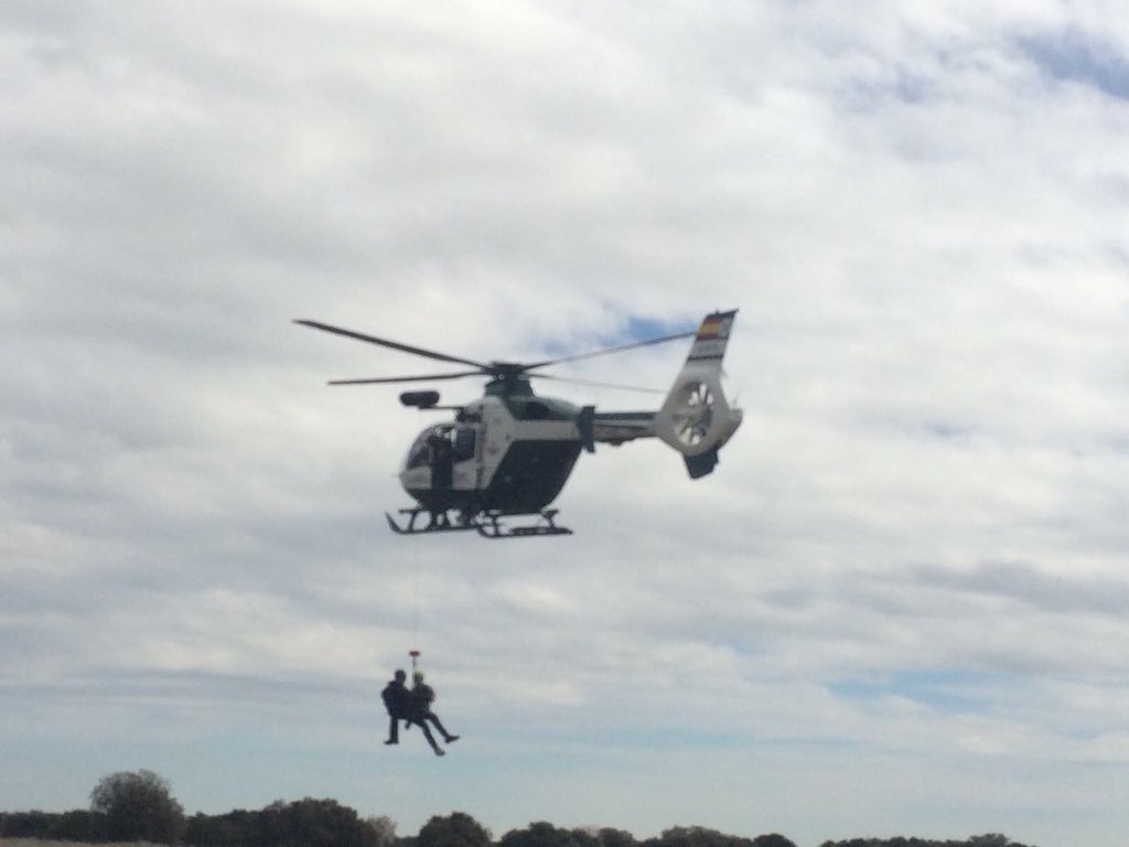 mrescateunizar's tweet photo. #MMURM non-stop #MMURM1 prácticas de #rescate aéreo @guardiacivil #CAEM y #MMURM2 técnica #EsquideMontaña con @internetfam @emBenasque en @ValleBenasque @AramonCerler @montana_segura @seguridadriesgo @Club_P_Guara https://t.co/xtmKkmHwPi