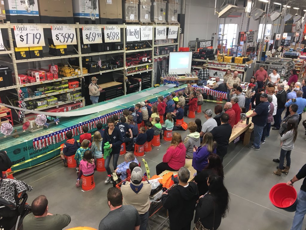 SimpkinsTess's tweet photo. Pinewood Derby Day! #STR1552 #D166bestinclass https://t.co/rHa23tolm3