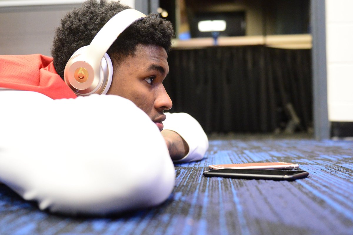 RazorbackMBB's tweet photo. Who else is sitting around like this waiting for tip-off?? https://t.co/aL0WAhJDAZ