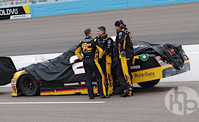 HHinsonPhoto's tweet photo. Rain-delay conversations. #NASCARGoesWest 
@ISMRaceway https://t.co/jkEEzCpm2n