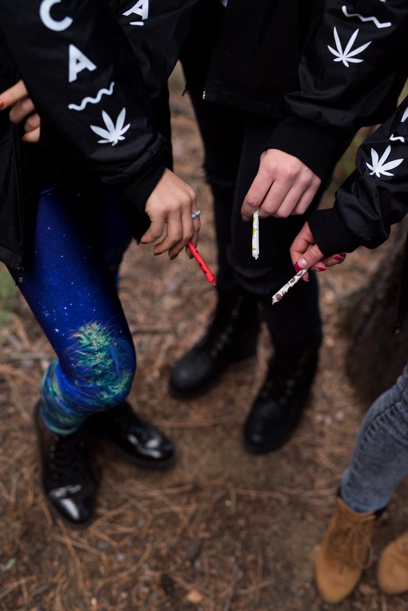 When you show up with the cutest papers, you better believe we’re rolling up.🎀 Shop our selection of #JuicyJays flavored rolling papers from MMJco.com!💫
📸: <a href="/keneshafacello/">KeneshaFacello</a> 
#missmaryjane #missmaryjanegirls #missmaryjaneco #mmjco #rollingpapers #joints #doobies