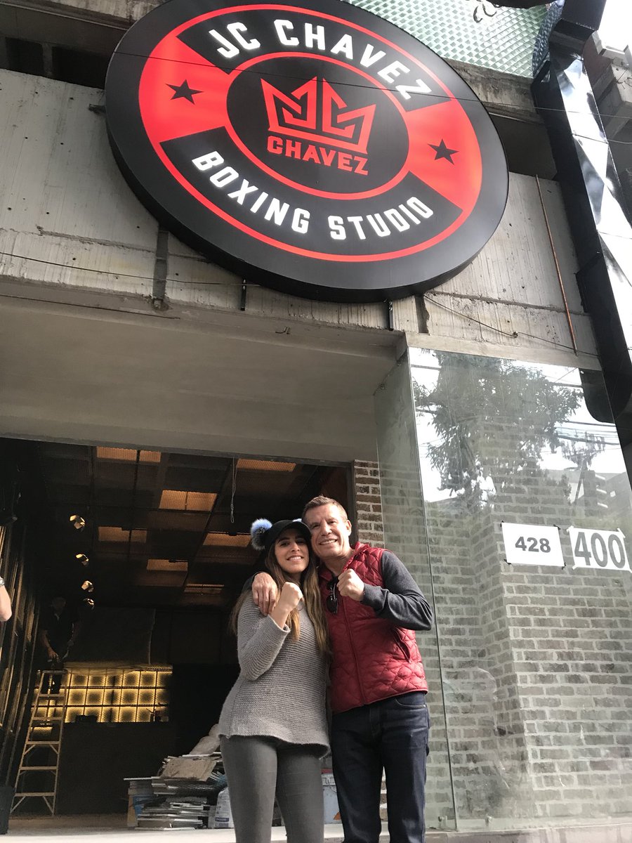 Jcchavez115's tweet photo. Visitando un sueño con mi hija @nicolechavez03 PRÓXIMAMENTE en CDMX #ChavezBoxingStudio #utaaa #HayTiro #OneLastRound https://t.co/YZzL3ocgho