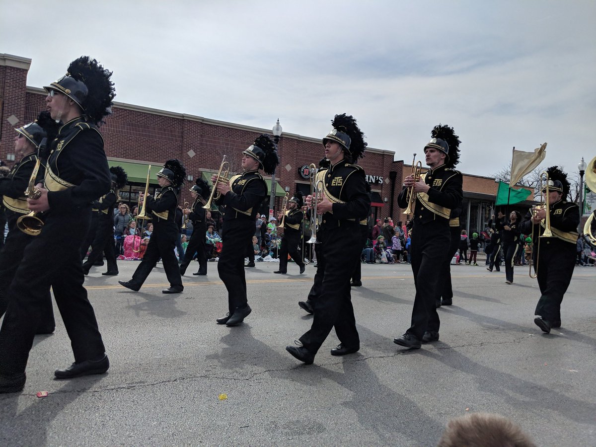 CoachKeuck's tweet photo. Way to represent e-town. #eshs #snakeparade https://t.co/FGh0uXICEw