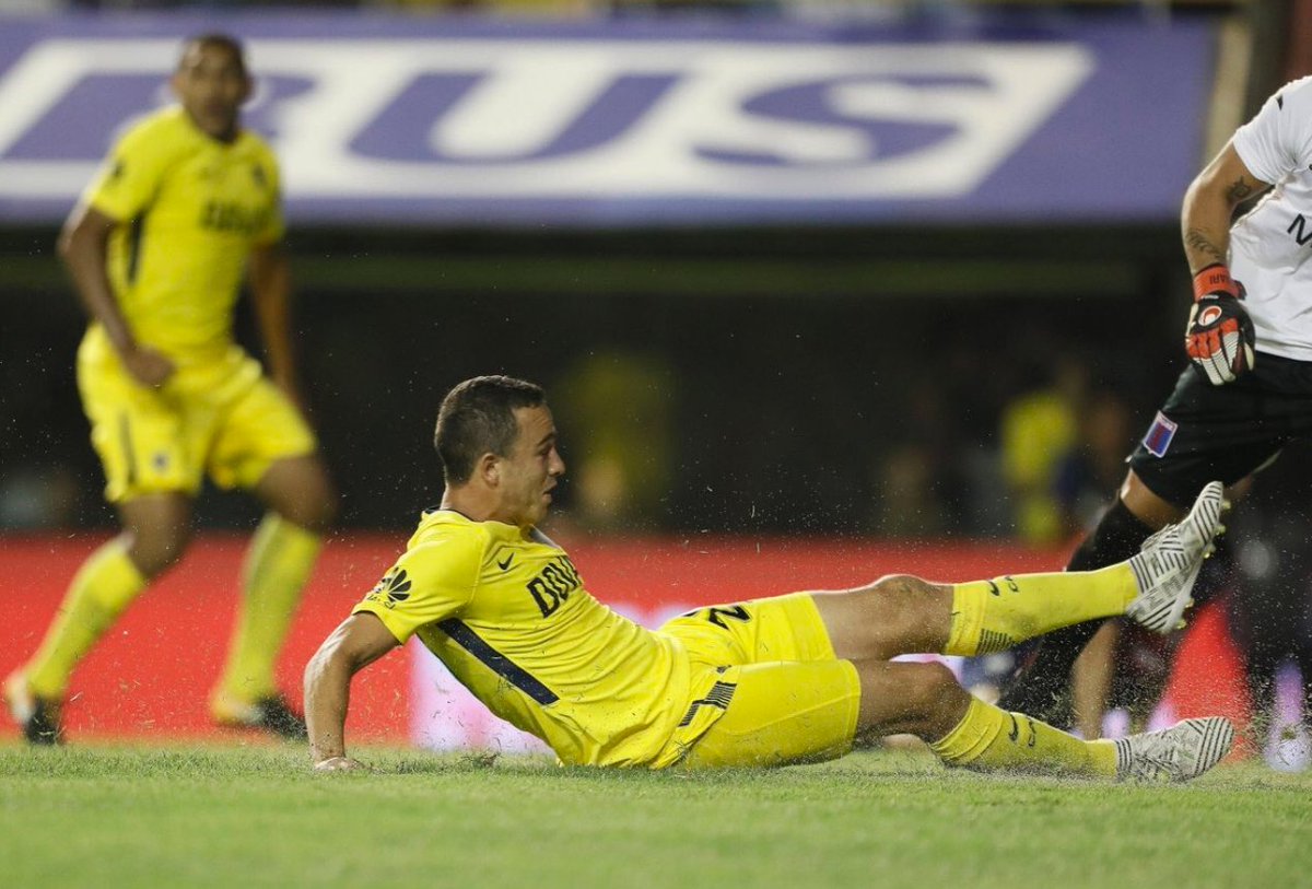 la12tuittera's tweet photo. La empuja Leo .... festejan MILLONES de bosteros💙💛💙 https://t.co/ltTFttDWsh