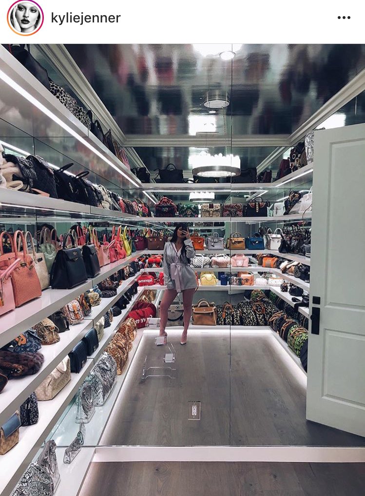 luscas's tweet image. queria mora no closet da kylie