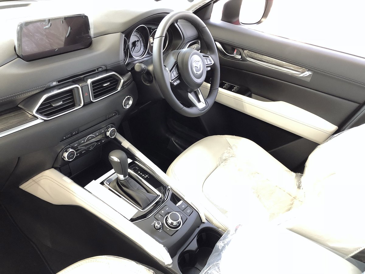 マツダオートザム稲沢 最新のcx 5の展示車がやってきました 白内装のlパッケージにソウルレッドがかっこいいです Cx5 Mazda