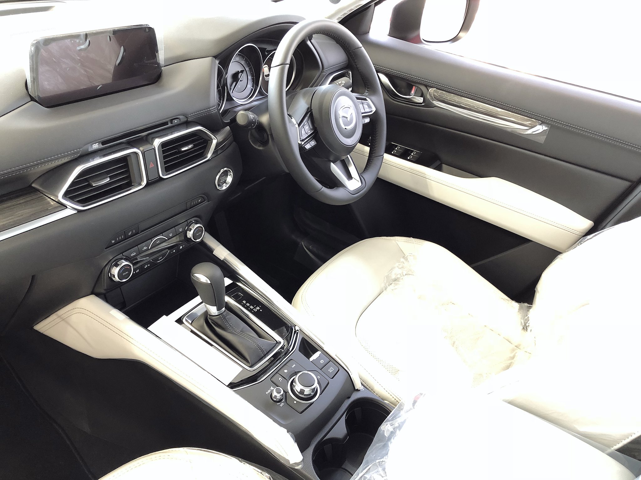 ট ইট র マツダオートザム稲沢 最新のcx 5の展示車がやってきました 白内装のlパッケージにソウルレッドがかっこいいです Cx5 Mazda