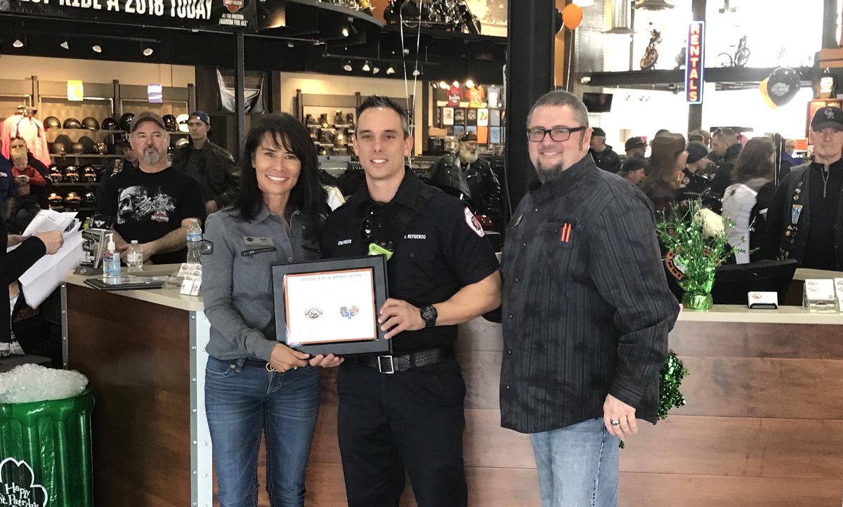 AuroraFireDpt's tweet photo. Engineer Refuerzo received recognition from Mile High Harley for his outstanding service to Aurora #AuroraFire @0401milehigh https://t.co/52qrfU7twJ