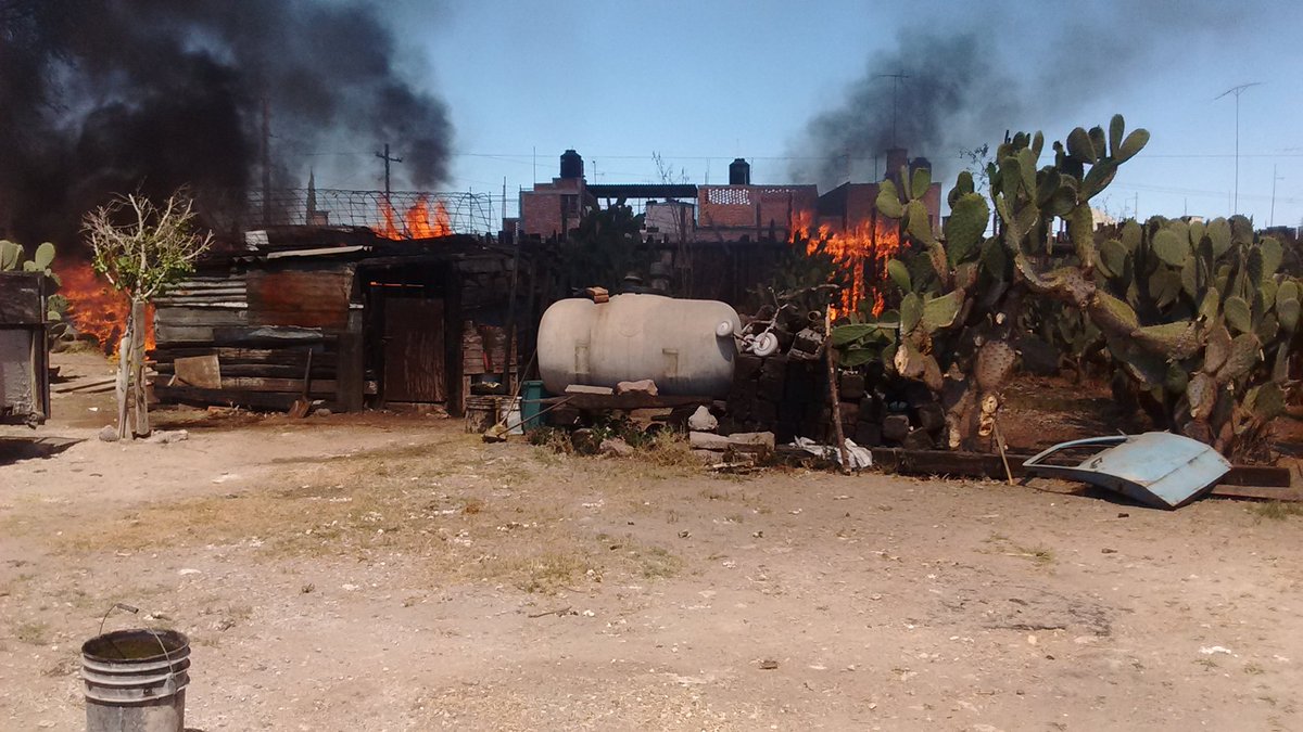 Se registra incendio en lote que se utiliza como chatarrera, atiende reporte <a href="/ProtCivilSLP/">Protección Civil Municipal SLP</a> <a href="/bomberosslp1/">bomberosslp</a> y <a href="/cruzroja_slp/">Cruz Roja SLP</a>
No sé registran lesionados. Incendio controlado