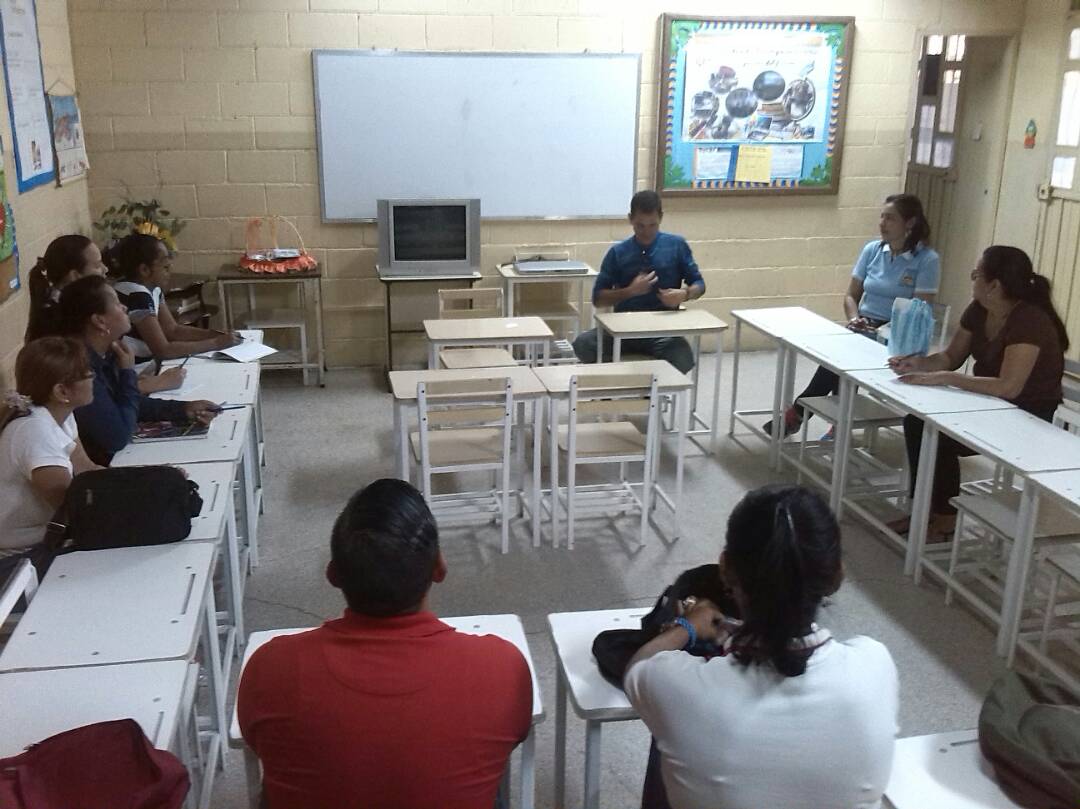 UE_Sanabria's tweet photo. Ayer el Prof. Rafael Ravelo realizó en la UE Br. Alberto Sanabria conversatorio sobre Gestión Comunicacional, dirigido al colectivo del Circuito n° 3; con la finalidad de proyectar nuestro trabajo a través de las redes sociales. @MPPEDUCACION @JRamos_ZESucre @karsanc @prensazees https://t.co/UO7W6ilPiy