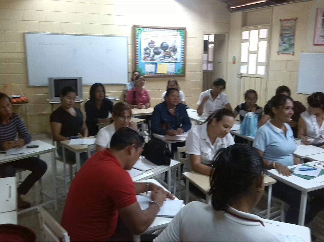 UE_Sanabria's tweet photo. Ayer el Prof. Rafael Ravelo realizó en la UE Br. Alberto Sanabria conversatorio sobre Gestión Comunicacional, dirigido al colectivo del Circuito n° 3; con la finalidad de proyectar nuestro trabajo a través de las redes sociales. @MPPEDUCACION @JRamos_ZESucre @karsanc @prensazees https://t.co/UO7W6ilPiy