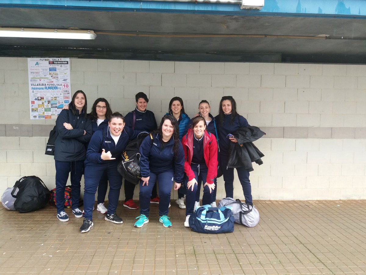 Un buen empate para terminar la primera vuelta. Bonito partido el disputado hoy por parte ambos equipos. Fútbol Sala Femenino Almadén 1-1 Ciudad Real F.S.F. A pesar de las bajas y las lesiones se ha intentado luchar. Enhorabuena chicas.
A seguir trabajando #EQUIPO