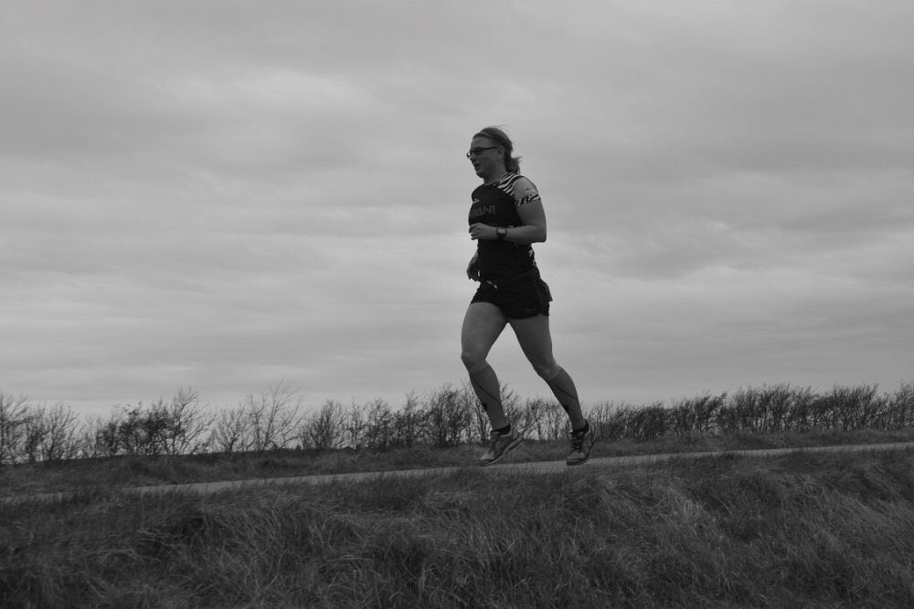NataschaVis's tweet photo. Een week na de ijzige kou nu prachtig weer bij de halve van De Waal 2e plaats dames 10.6 km @3teamKIJANI @hammernutrition  @RogelliTweet https://t.co/uNmoBz0T3r