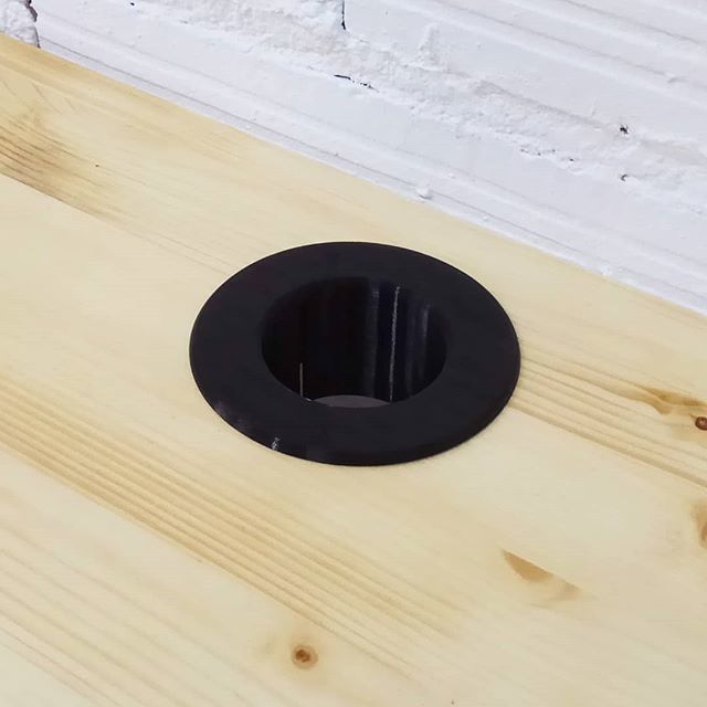 DePrinters's tweet photo. En el directo de hoy hemos desvelado el misterio de la pieza... ¡¡¡Se trata de un pasa cables para la mesa donde estarán las mesas de dePrinters!!! Han habido respuestas muy divertidas como: sombrero para gatos, tapa para filtros de piscinas... El ganado… https://t.co/XeGta8ixUs https://t.co/aQZZHq7mUd