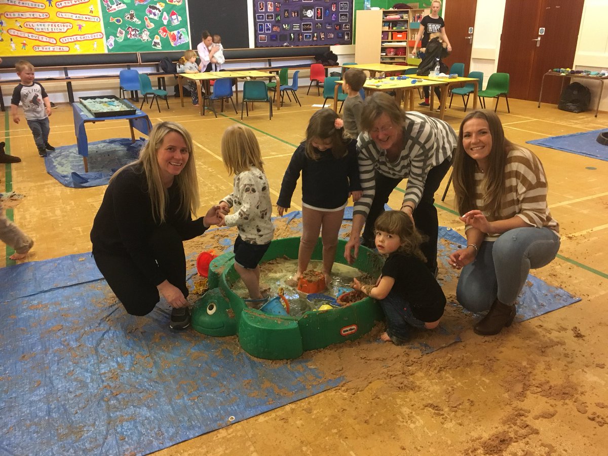 Parti chwarae bler llawn hwyl heddiw. Dyma Pwyllgor y Cylch yn mwynhau gwneud llanast gyda’r plant 😀 #PwyllgorCylch <a href="/MudiadMeithrin/">MudiadMeithrin</a>