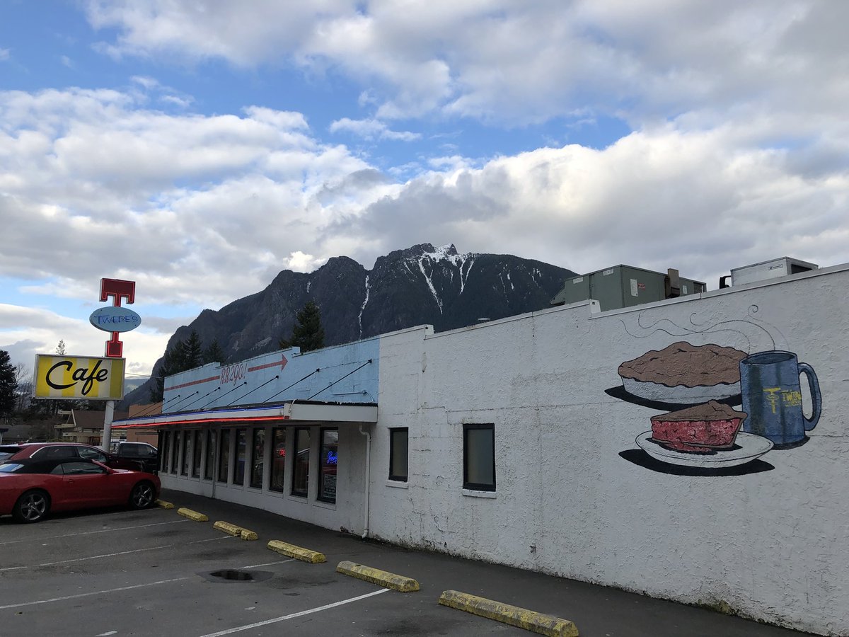 chri5manning's tweet photo. Highly recommend the cherry pie. Also? Damn good coffee. https://t.co/6VmlEE5Ye3