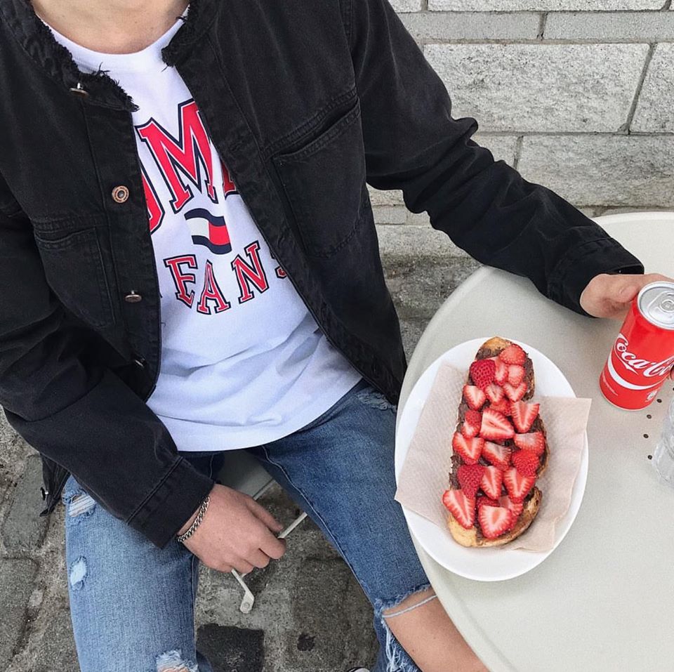 Что мне нужно прямо сейчас? Нутелла и хлеб с клубникой 🍓🍓🍓