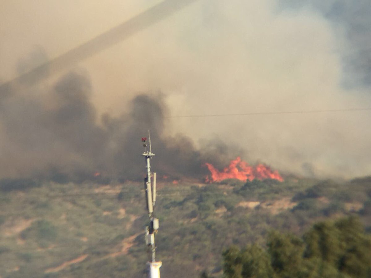 NickoMeteo's tweet photo. Recurso aéreo de CONAF operando a máxima capacidad, junto con brigadas y @bomberosvina intentan controlar incendio forestal que a esta hora sigue arrasando con vegetación. 

@sitiodelsuceso @ValparaisoInfo @RNEValparaiso @reddeemergencia @aljoguco @CEValparaiso @Patoballa https://t.co/2m5URD8SrL