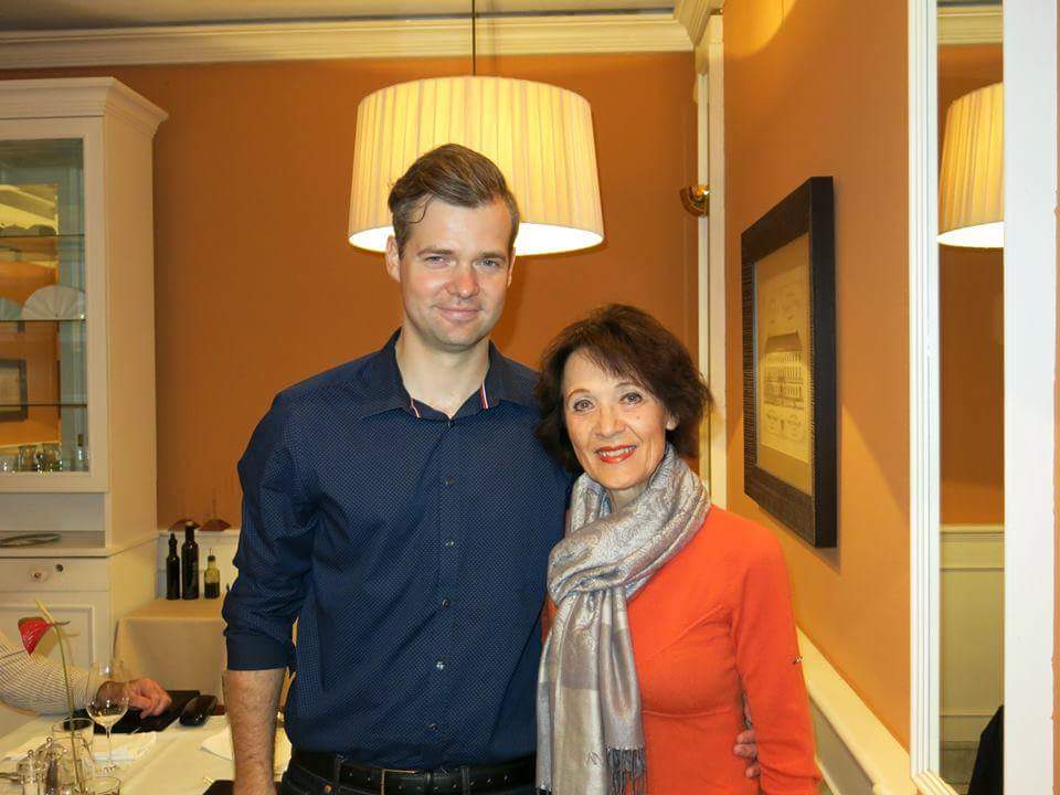 SkvarcDejan's tweet image. V družbi z Majo Schelker, ki živi v Švici, kjer si je zgradila kariero priznane pianistke. Komunistična oblast je njeni družini odvzela premoženje in tudi zaradi njene politične usmerjenosti zanjo v ex Yugoslaviji ni bilo pravega mesta. 
Danes praznuje rojstni dan. Vse najboljše!