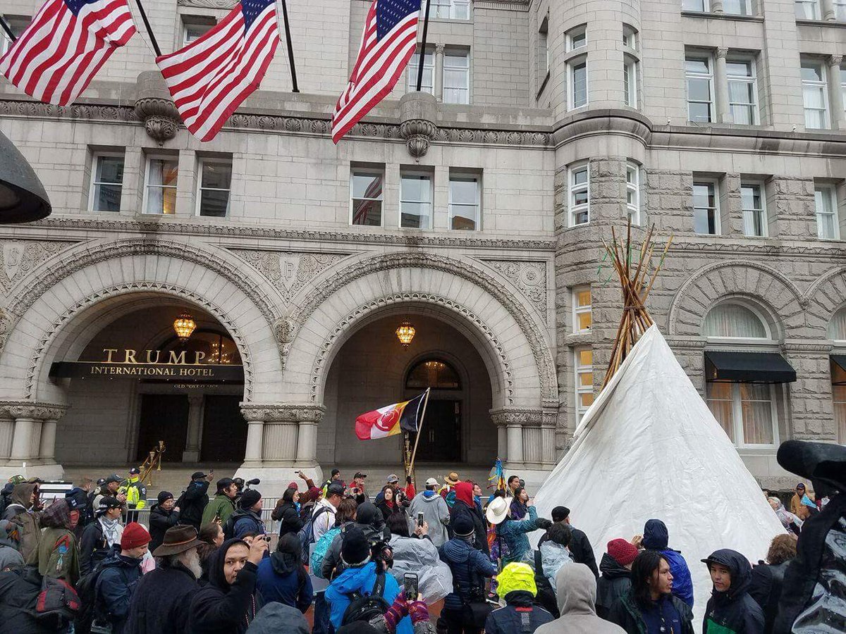 _NativeInLA's tweet photo. ONE YEAR AGO: #NativeNationsRise. Such an honor to organize with incredible humans with beautiful souls, for #IndigenousRights and #ClimateJustice. #MniWiconi https://t.co/lURnPNjizS