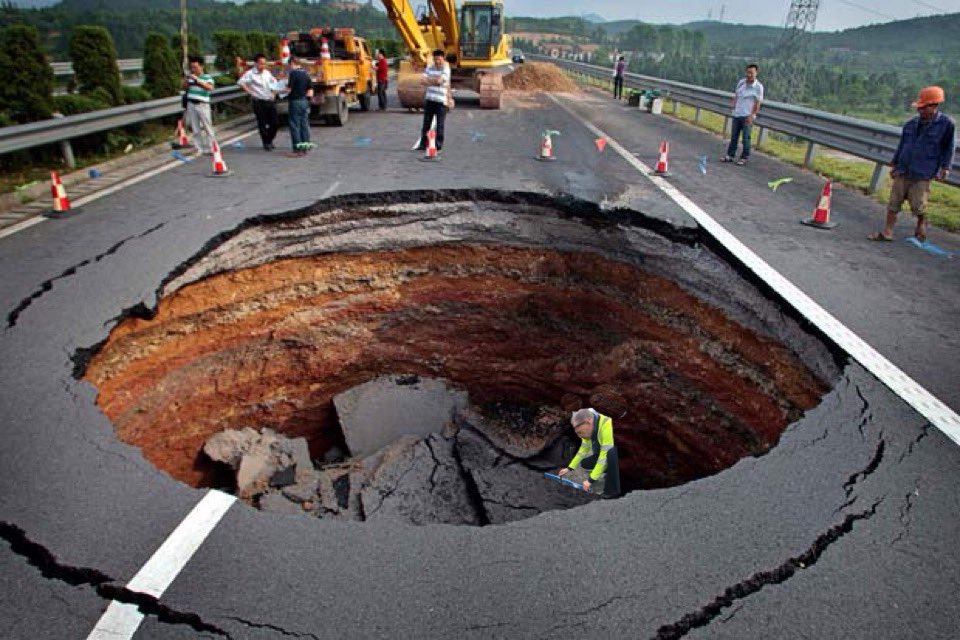 SeptumFunk's tweet photo. Don’t worry, Darren’s on the case @Go_CheshireWest #pothole #darren #cheshirewest https://t.co/OKYMBncpEt