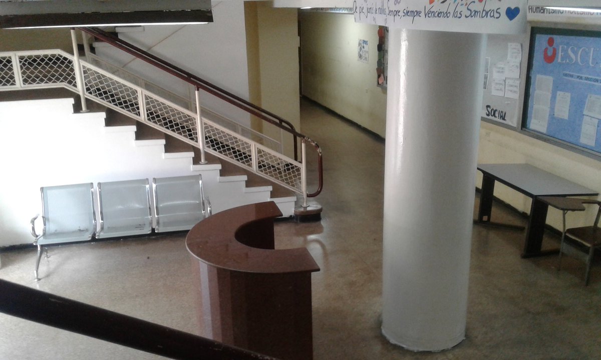 ceetsucv's tweet photo. El día jueves estudiantes de la ETS y representantes del CEETS le devolvieron el cariño a nuestra escuela, pintando algunas paredes y columnas de color blanco para darle vida y limpieza a la ETS. Te invitamos a cuidar los espacios académicos.#trabajosocialucv #ceets https://t.co/mmaPkoMqzf