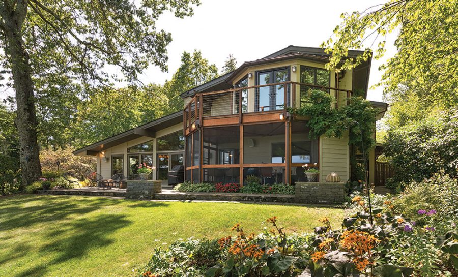 What's on the cover of the Spring issue? This secluded, mountainside house for sale in Woodstock. upstatehouse.luminarymedia.com/secluded-mount… #WoodstockNY #RealEstate #UpstateHouse #Catskills #HudsonValley