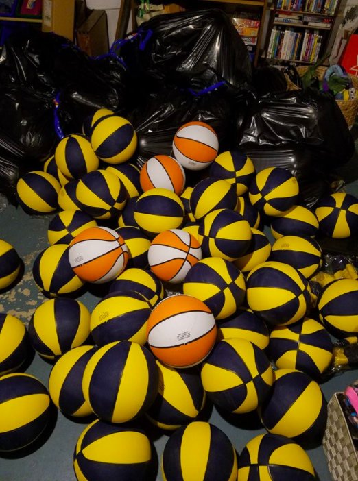 BasketballBSHop's tweet photo. A BALL AND A DREAM UPDATE: Over 1000 basketballs were ordered as a result of your generous contributions! Here's a great picture of what they look like all boxed up, and what they look like when they've been blown up! Thank you for your generosity! #ABallAndADream #Barbershop https://t.co/Q2RZYvGHdH
