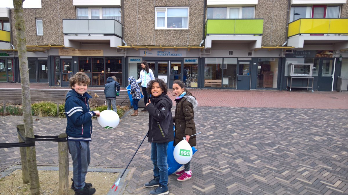 Kiezers gesproken, koffie gedronken bij CTO voetbalvereniging in Duivendrecht en Dorpsplein nog mooier gemaakt.