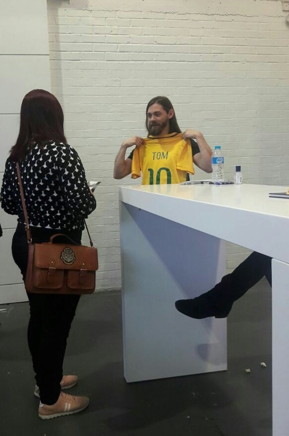 TPayneBRA's tweet image. Entreguei uma camisa do Brasil e ele disse que com certeza vai usar na #ZombiesWeekend ❤