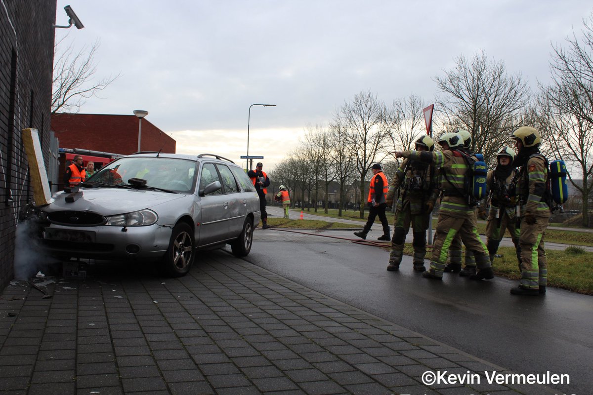 Vandaag waren er brandweerwedstrijden bij het politiebureau Vleuten/DeMeern. Een auto ramde de pui waarna binnen brand ontstond. De brandweer bevrijde de persoon uit de auto en de drie boeven die vast zaten in de cel. Het was een uitdagend scenario! #demeern #vleuten <a href="/PolitieLR/">🐣</a>