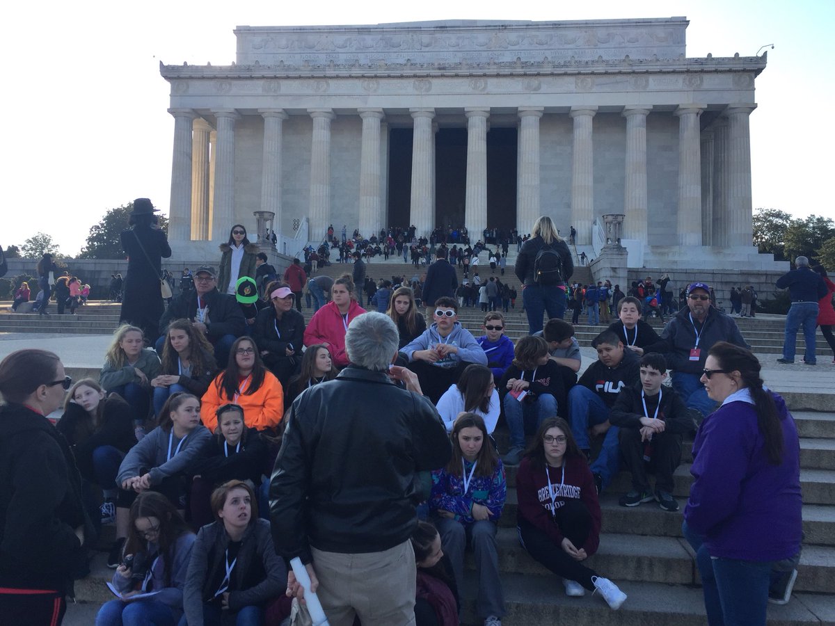 sarahgmabery's tweet photo. Listen to our tour guide Ron at the Washington Memorials https://t.co/IecoRFIY66