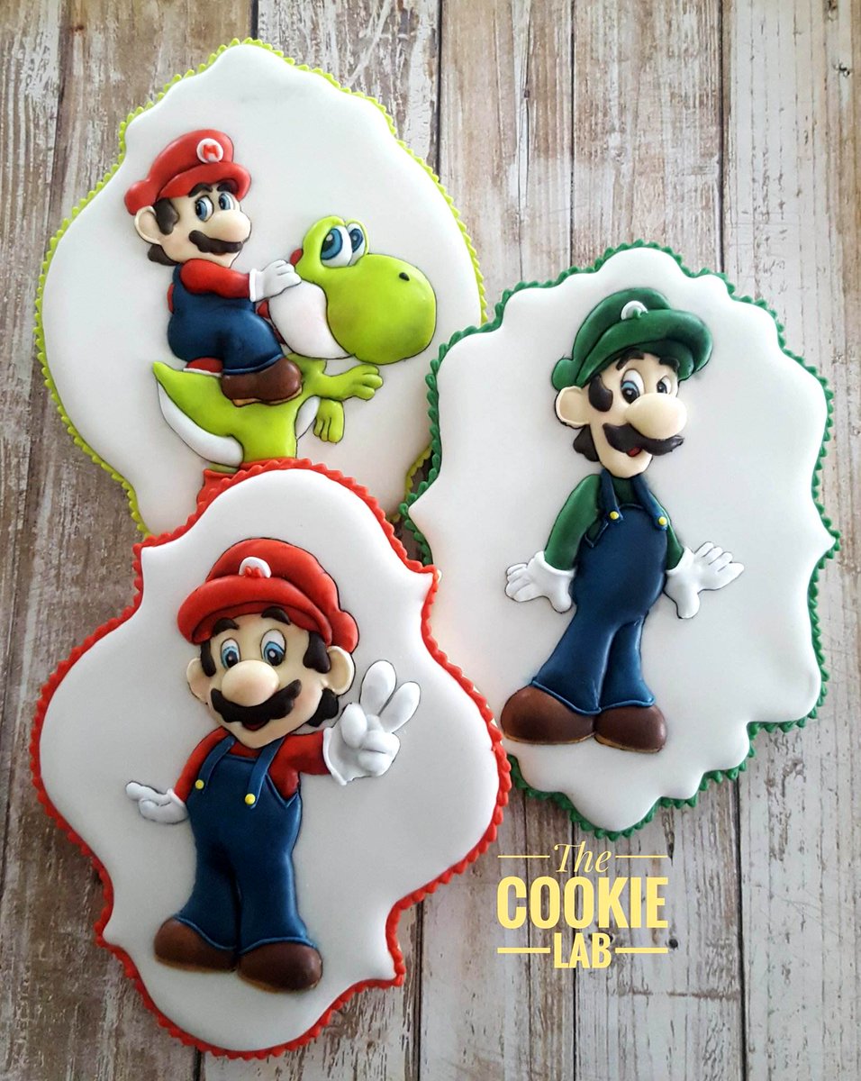 Little Connor is turning 5 soon and Super Mario is his "hero".
Coloured royal icing decorated cookies - Not Painted
