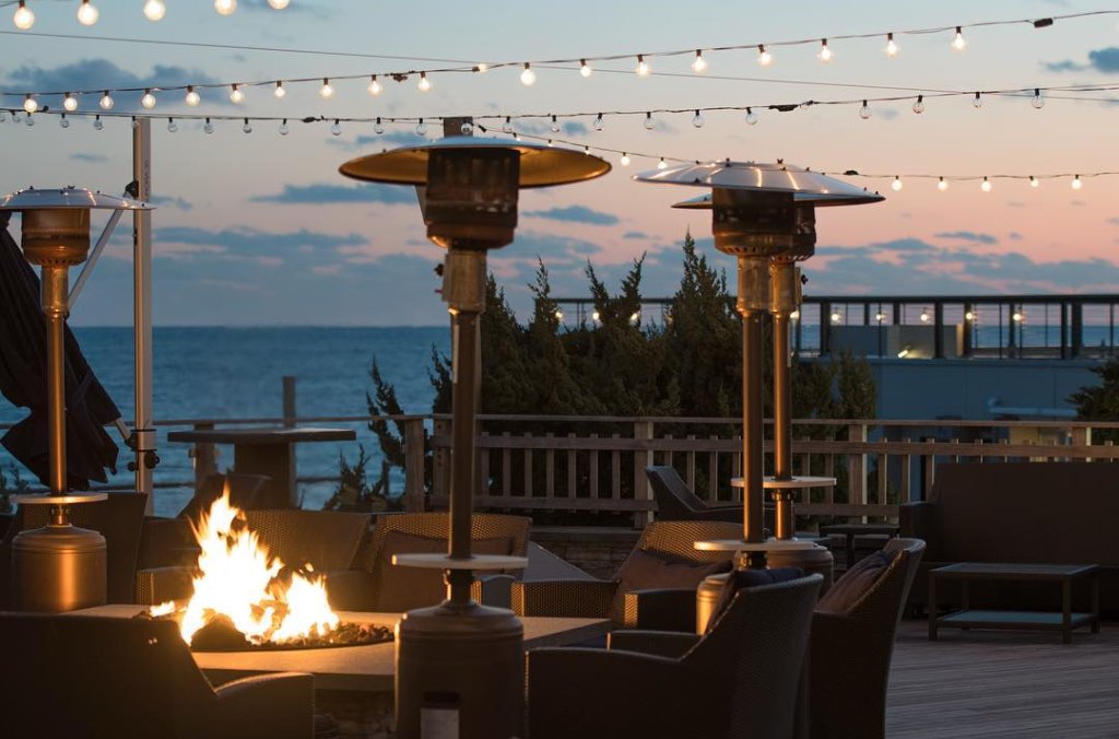 GurneysMontauk's tweet photo. Stop by the firepit for a drink before live music tonight! Lynn Blue at 9pm. 
Photo | @renaudsalmon https://t.co/NnwiQkXkQL