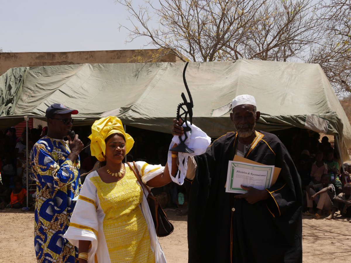 Mfolkecenter's tweet photo. Au #Mali, 75% de la population vit en milieu #rural avec 52% de #femmes.
Le @Mfolkecenter commémore le #08mars, en célébrant l'effort des femmes au quotidien dans la promotion des options de #développement_durable.
Céremonie de #distinction ce samedi à #Bougoula, cercle de #Kati https://t.co/Ys70sfLrxU