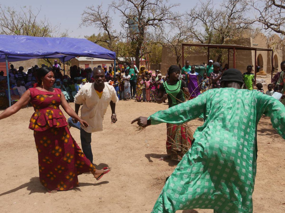 Mfolkecenter's tweet photo. Au #Mali, 75% de la population vit en milieu #rural avec 52% de #femmes.
Le @Mfolkecenter commémore le #08mars, en célébrant l'effort des femmes au quotidien dans la promotion des options de #développement_durable.
Céremonie de #distinction ce samedi à #Bougoula, cercle de #Kati https://t.co/Ys70sfLrxU