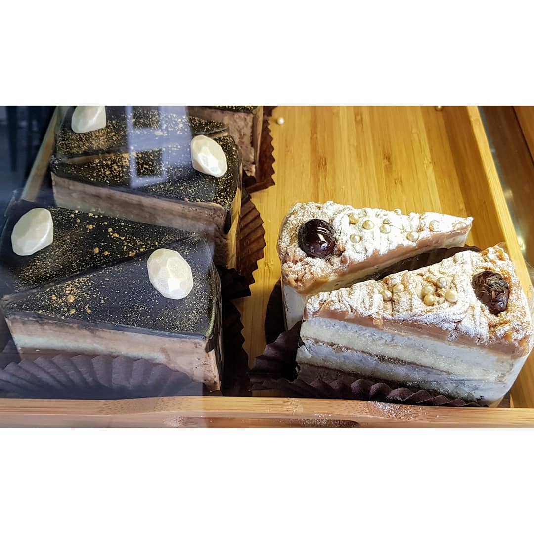 mrwillw's tweet photo. Who says #Scarborough doesn't have anything nice? Adorable and decadent sweets at #DaanGo including animated character #Macarons, a Miso #ButterTart, Black Sesame x Mochi #Cupcake, a Matcha #Doughnut and luscious cakes like the #MontBlanc (chestnut) + the 3:15 (coffee x tea). https://t.co/KdggrKWi3J