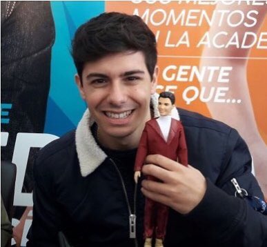 PacoFerez's tweet photo. #OTDirecto10M @Alfred_ot2017 y @Amaia_ot2017 con sus respectivos muñecos. Que graciosos #AlmaiaEnECI #THOSFansAlfred10M #OTDirecto11M https://t.co/pLDuQPXKQJ