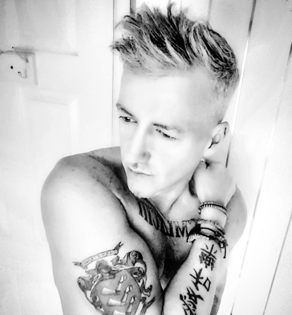 KyronArmstrong's tweet photo. DON'T listen to your INNER FATTY!

She's an EVIL BITCH

She misses PIZZA! 😒

#photography #skinfade #bnw #fitnessjourney #nikonphotography #bnw_captures  #buildabetterbody #inkedupguys #eatcleantraindirty #gymrat #gay #fitnessmotivation #tattoosandfitness https://t.co/bZDcDVFKZi