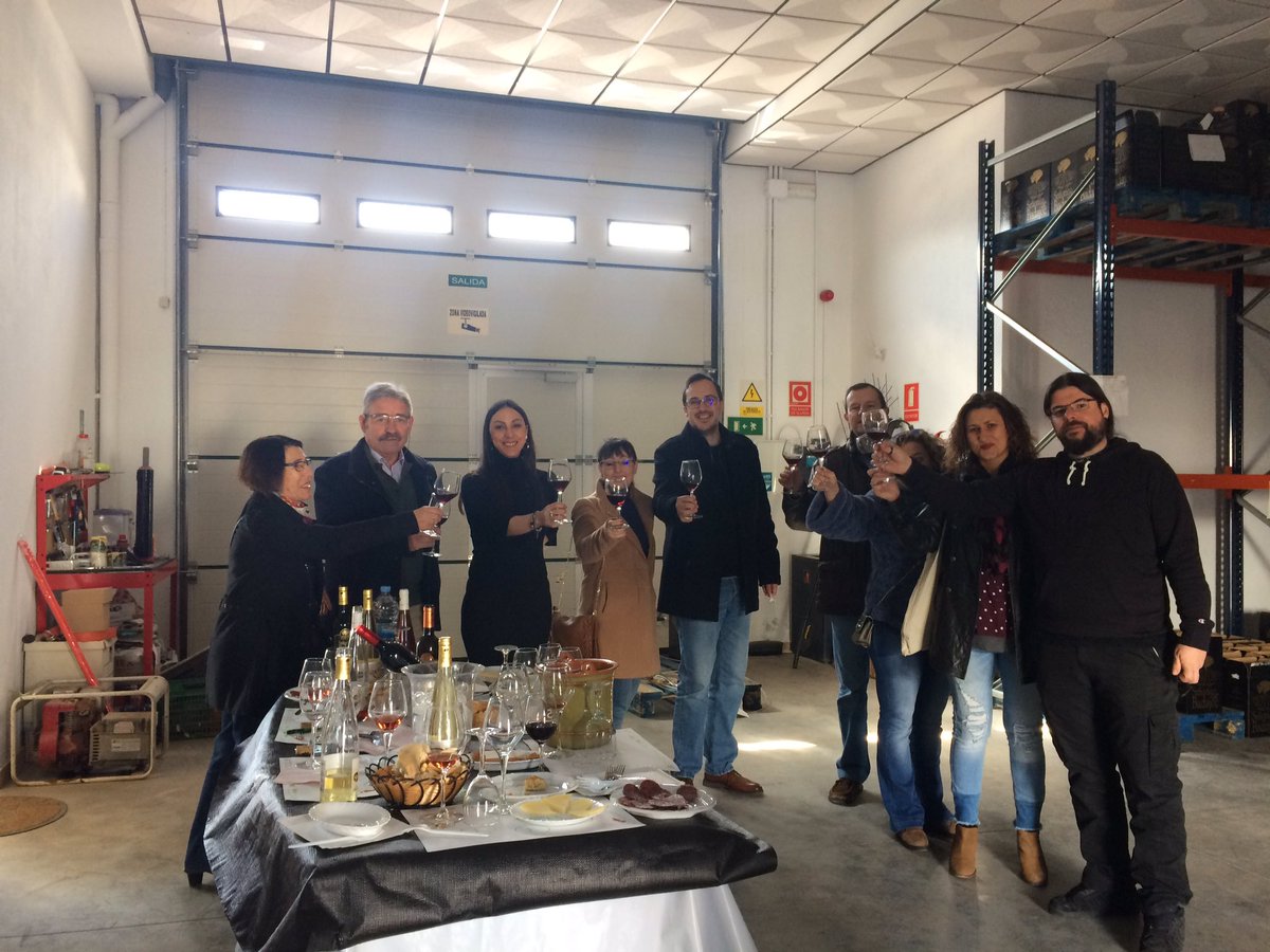 SrdeBadajoz's tweet photo. Nos han visitado los ganadores del concurso de la Ruta de la Tapa de Mérida para disfrutar del premio: visita + cata de vinos. Felicidades! https://t.co/Z9ynYGlzWD