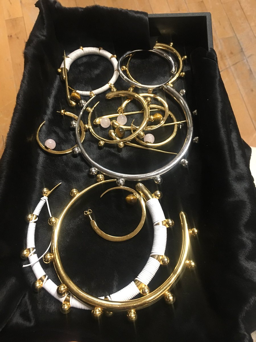 ToyaFromHarlem's tweet image. Learning about Khiry a luxury jewelery brand inspired by the African diaspora ...they are going against the notion that luxury is only associated with european culture ✊🏽✊🏾✊🏿@Afrotectopia #Afrotectopia