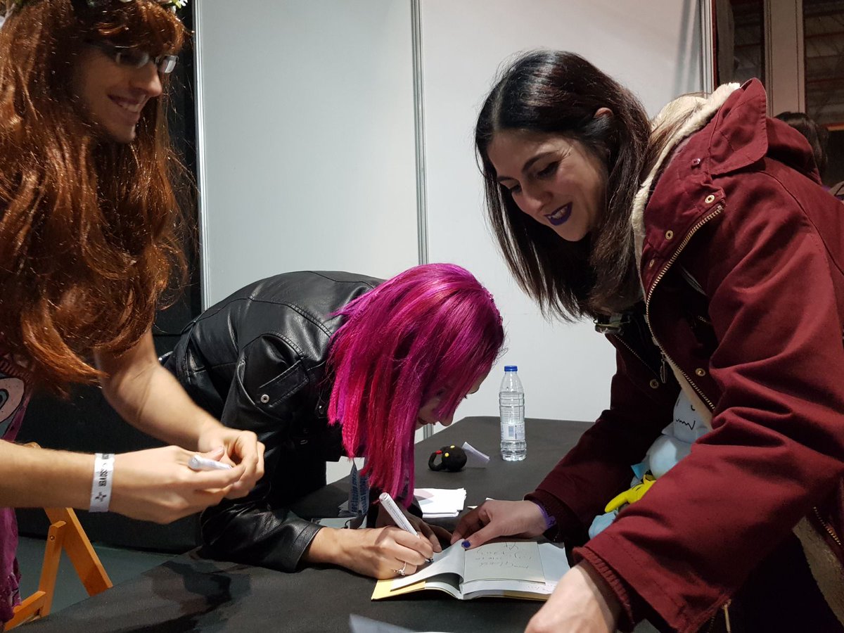 Biogloo's tweet photo. Que grandísimo placer conocer a @NanaRender en #Ficzone18 Perdona por quedarme sin palabras al verte, pero me encantas y gracias por ser tan amable conmigo ❤ https://t.co/DCXCJvHXTi